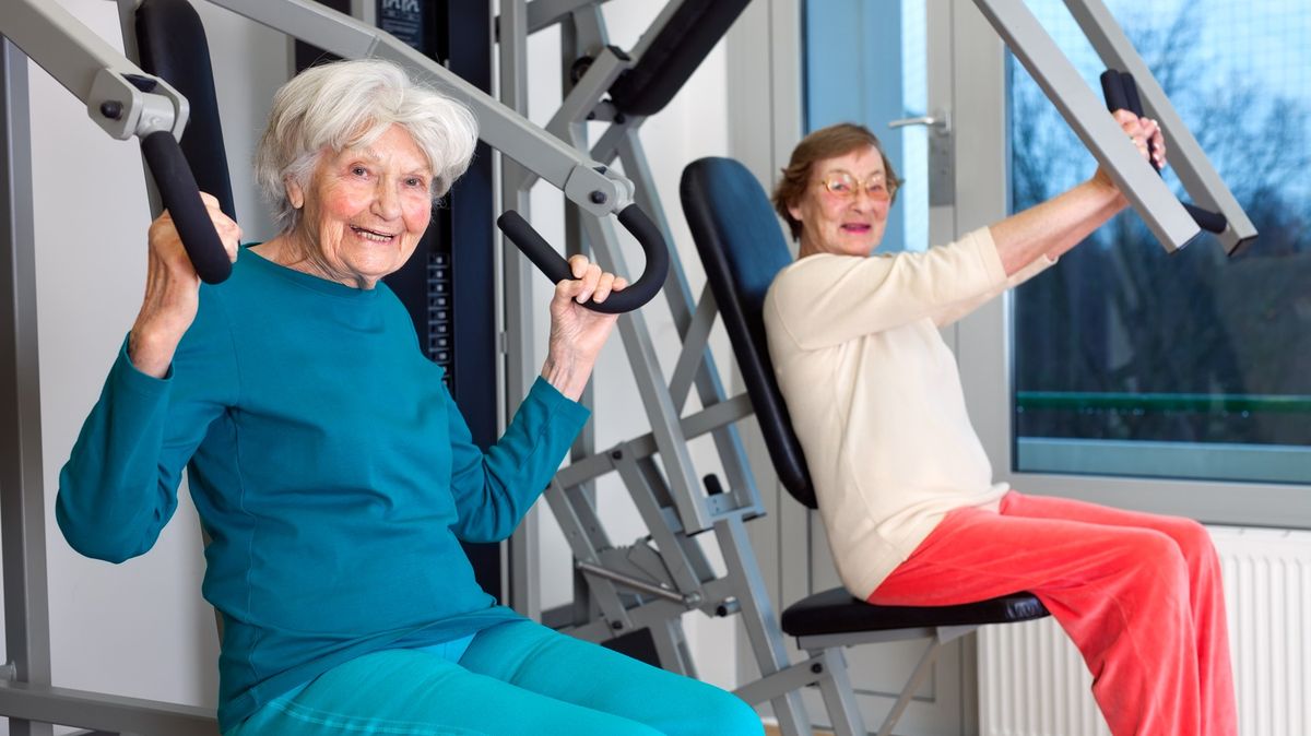 Američanka i ve 102 letech vede lekce cvičení pro seniory. Skončí, až bude stará
